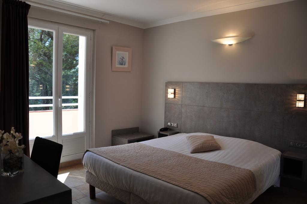 Hotel De La Plage Le Lavandou Room photo