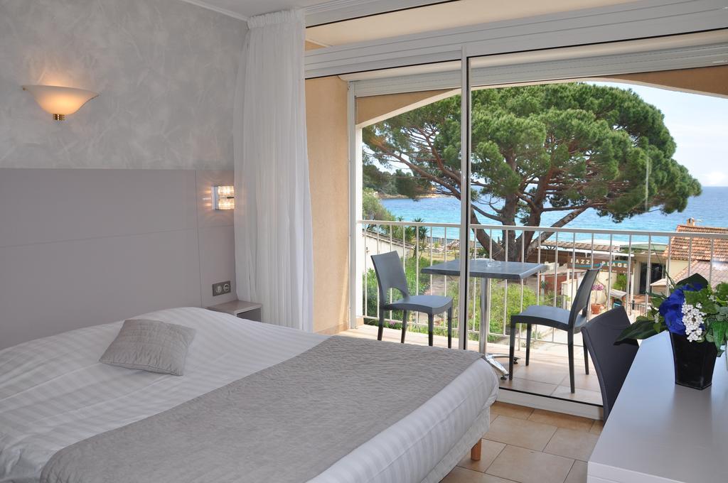 Hotel De La Plage Le Lavandou Room photo