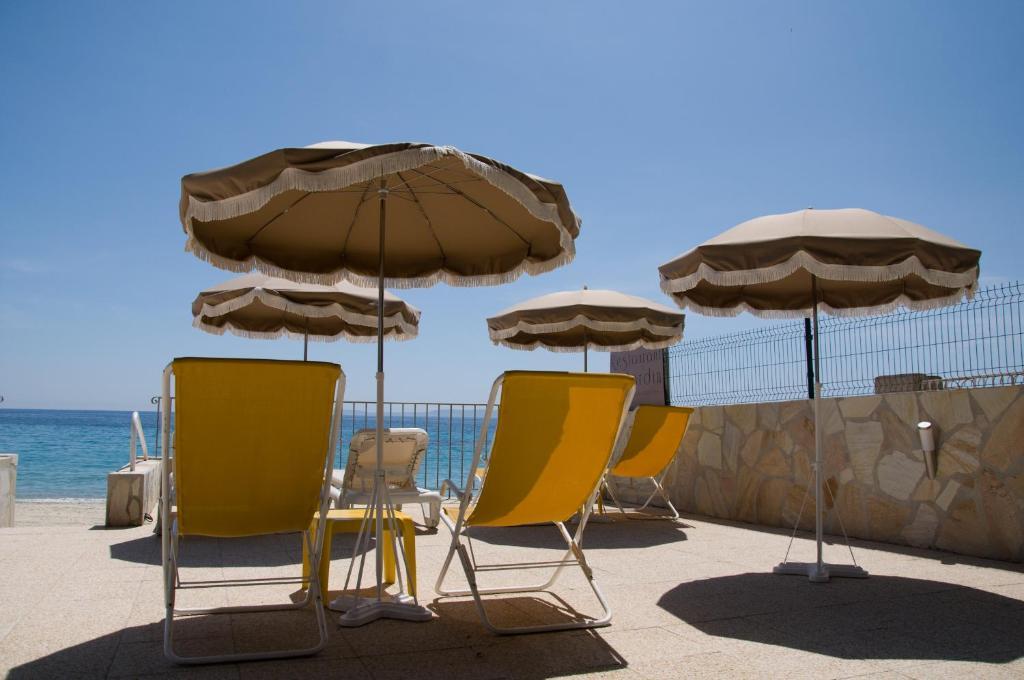 Hotel De La Plage Le Lavandou Exterior photo